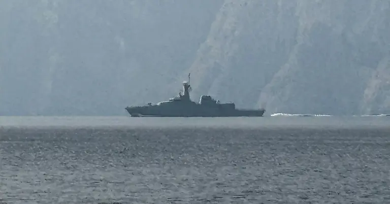 বিশ্বের তেল ও গ্যাস সরবরাহের অন্যতম গুরুত্বপূর্ণ জলপথ হরমুজ প্রণালিতে মার্চ মাসে টহলরত একটি নৌযান